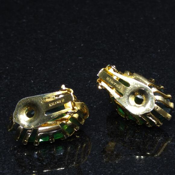 Kramer Austria Green Clip Earrings, Gold Plated, 1950s Vintage Jewelry - Picture 2 of 10
